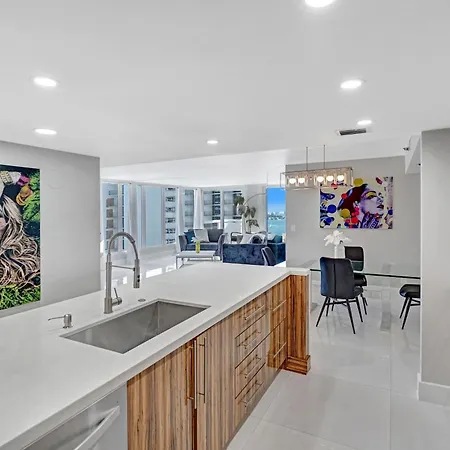 The Queen B! Water & Skyline Views - Renovated